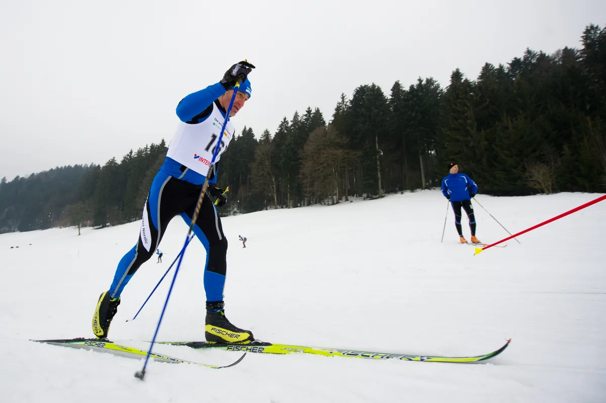 Hano Vontobel 2012 am Nordic Day Bachtel. Zu dieser Zeit war er auch als Trainer aktiv. (Archiv) Ein Langläufer auf der Loipe.